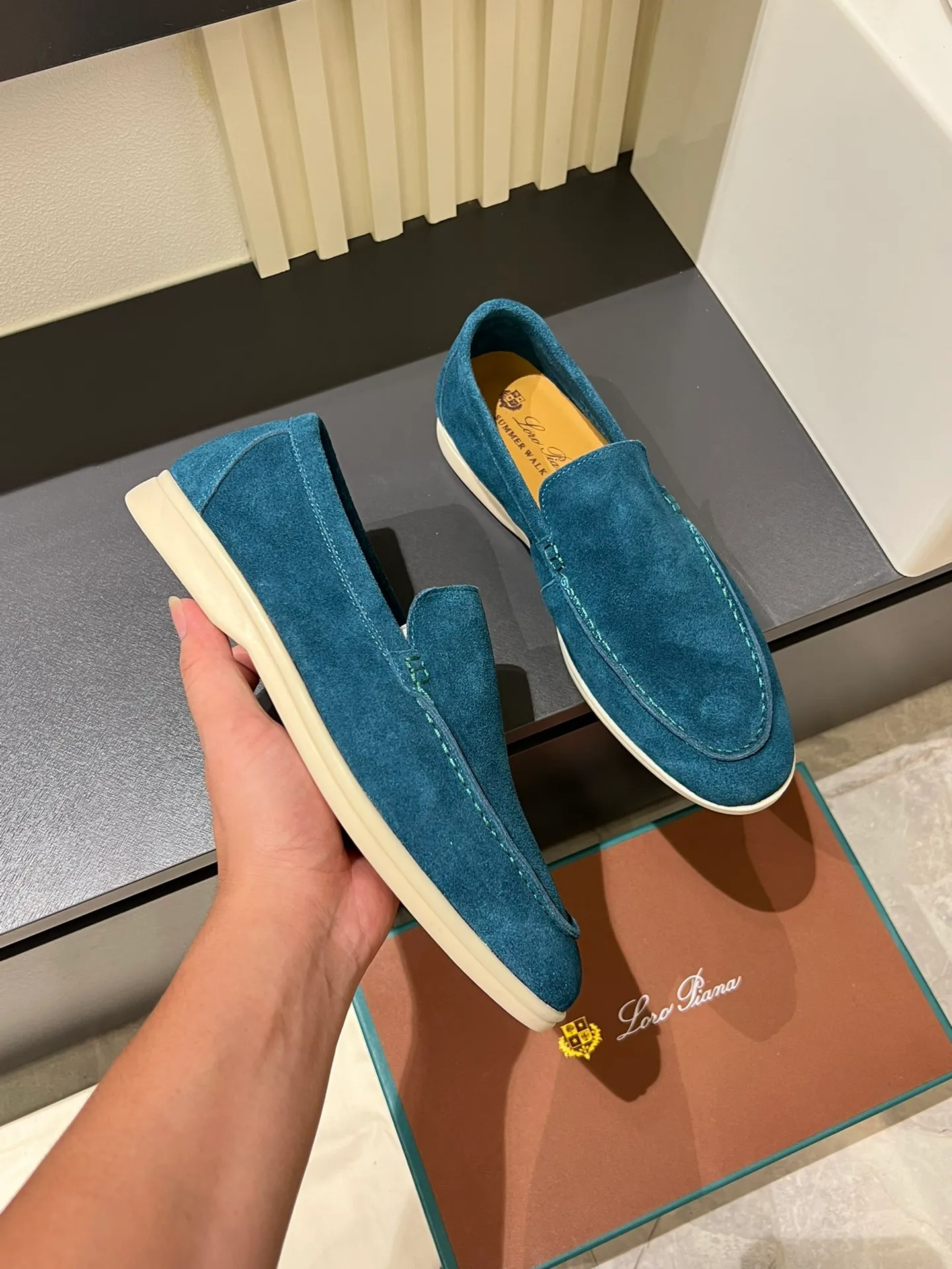 Men's shoes 💰p360 "Loro men's shoes 💰pian'*" Classic L men's shoes for couples 💰p Top version British flat loafers, a must-have item in old money style, the minimalist design is eye-catching and durable, a plus point for dressing The soft foot feel and texture are outstanding. They don’t scratch your feet and are very nice. They are matched with soft and waxy soles. They can be worn daily for a long time without getting tired. They are easy to wear, versatile and classic items, with perfect foot feel and texture! Imported cashmere fabric, the lining is made of imported A-grade water-dyed cow lining, the top version of the genuine leather midsole is sewn with pure handmade mark thread! Size: Female 35-40 (34. Customized) Male 38-44 (45.46. Customized)